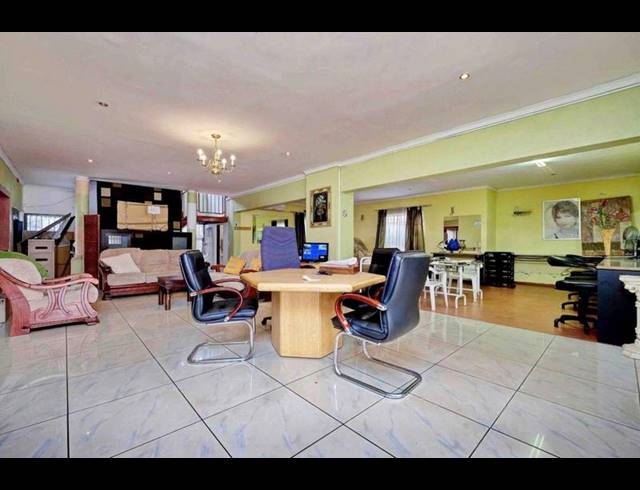3 BEDROOM HOUSE FOR SALE IN BEZUIDENHOUT VALLEY